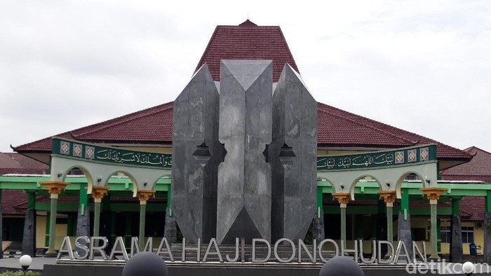 Asrama Haji Donohudan Boyolali digunakan sebagai tempat karantina pasien virus Corona (COVID-19). Asrama haji di Boyolali ini dikhususkan untuk merawat pasien OTG Corona.