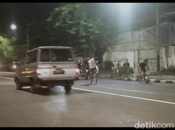 Balap sepeda liar di jalan raya masih terjadi di Surabaya. Mereka yang rata-rata masih remaja mengabaikan keselamatan dan kesehatan diri.
