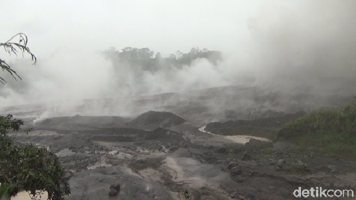 Banjir lahar hujan Gunung Semeru kembali terjadi di sejumlah daerah aliran sungai. Seperti di Sungai Curah Kobokan, Desa Supit Urang, Kecamatan Pronojiwo.