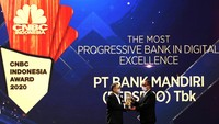 Penghargaan diterima oleh Direktur Teknologi Informasi Bank Mandiri Rico Usthavia Frans pada malam Penganugerahan CNBC Indonesia Award 2020 bertema Menyongsong Bangkitnya Ekonomi Indonesia 2021.