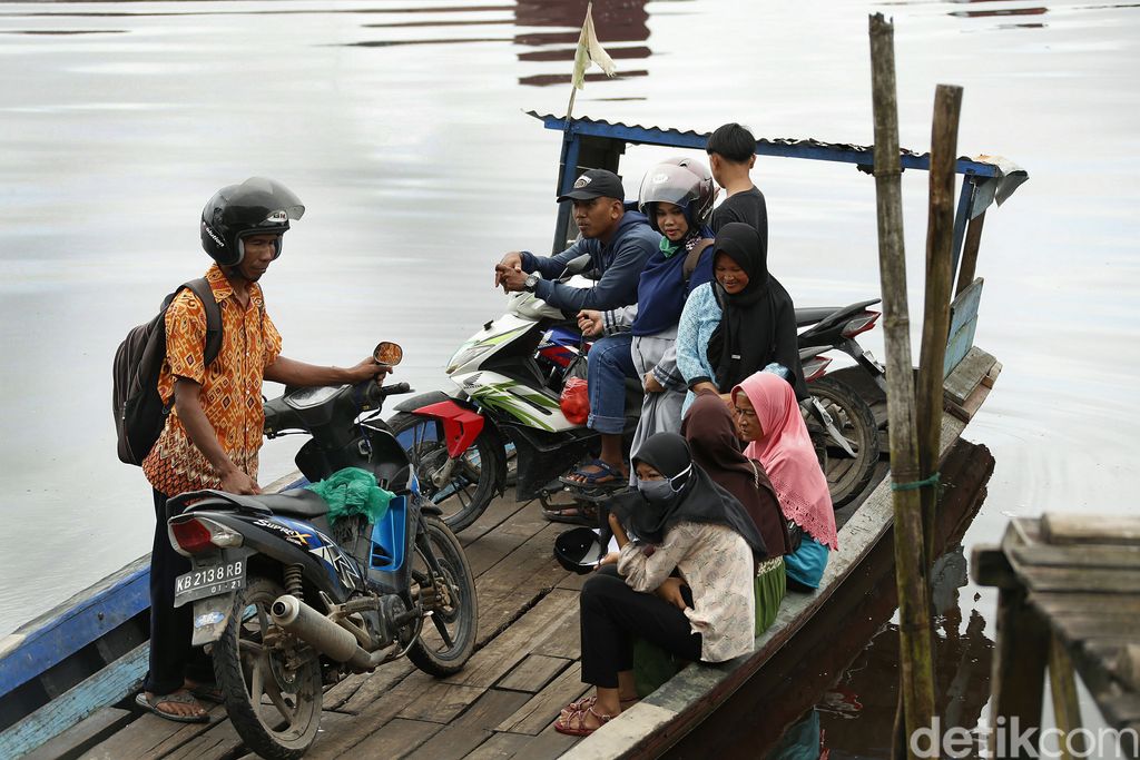 Berada di atas perahu lewati permukaan sungai Sambas, menjadi hal yang menyenangkan bagi masyarakat perbatasan Aruk.