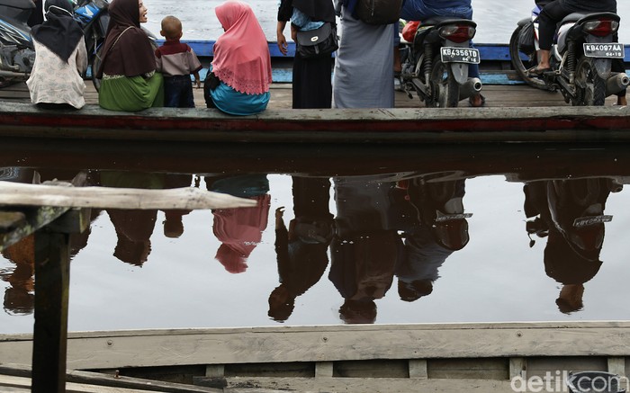 Berada di atas perahu lewati permukaan sungai Sambas, menjadi hal yang menyenangkan bagi masyarakat perbatasan Aruk.
