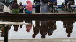 Begini Sensasi Naik Perahu Rakit Seberangi Sungai Sambas