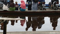 Selama puluhan tahun, perahu rakit ini melayani warga perbatasan yang hendak menyeberang.  