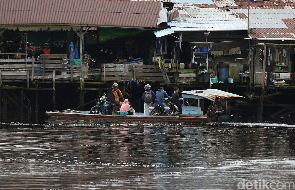 Berada di atas perahu lewati permukaan sungai Sambas, menjadi hal yang menyenangkan bagi masyarakat perbatasan Aruk.