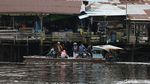 Begini Sensasi Naik Perahu Rakit Seberangi Sungai Sambas
