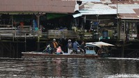 Sekali menyeberang warga harus membayar Rp 5000,- per orang saat menaiki perahu rakit.  