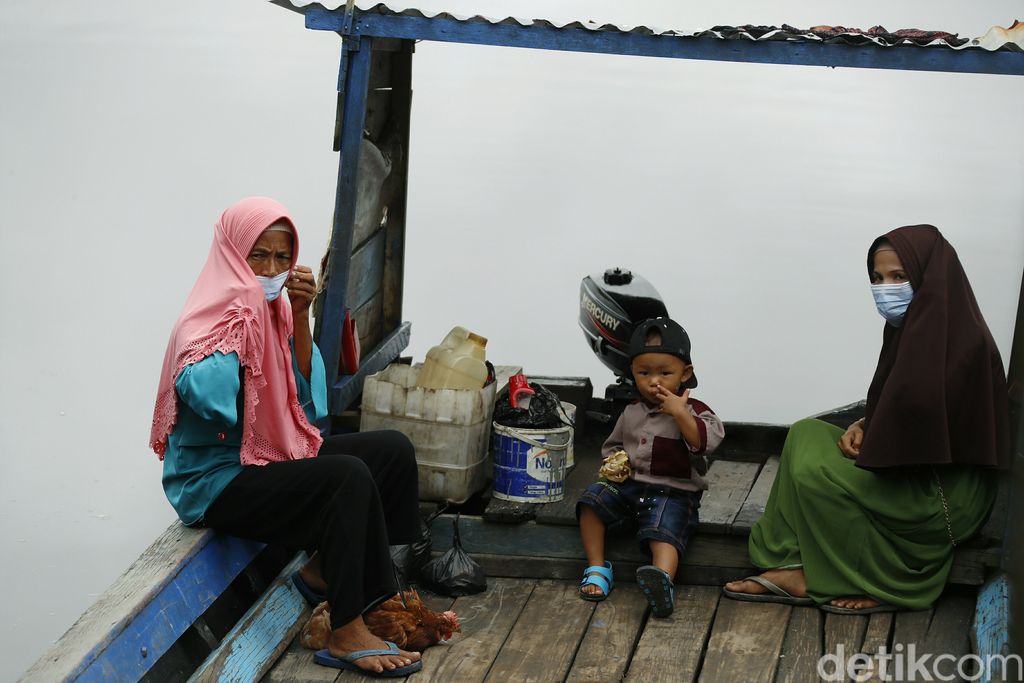 Berada di atas perahu lewati permukaan sungai Sambas, menjadi hal yang menyenangkan bagi masyarakat perbatasan Aruk.