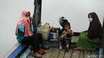 Begini Sensasi Naik Perahu Rakit Seberangi Sungai Sambas