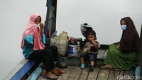 Transportasi perahu rakit merupakan salah satu penunjang dalam kehidupan sehari-hari warga perbatasan.  