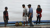 Hingga saat ini fasilitas perahu rakit untuk penyeberangan masih cukup banyak digemari masyarakat.