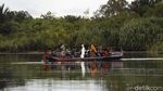Begini Sensasi Naik Perahu Rakit Seberangi Sungai Sambas