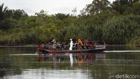 Di atas perahu rakit selain menyenangkan dan merasakan sensasi yang berbeda, juga dapat menikmati pemandangan sungai Sambas yang luas.  