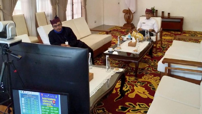 Bupati Abdullah Azwar Anas menjadi salah satu pembicara dalam Seminar 15th Markplus Conference 2021. Anas berbicara tentang peluang daerah dalam menghadapi tantangan pemulihan ekonomi di 2021-2022.