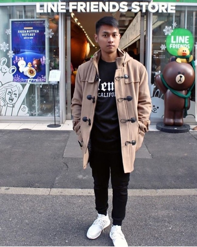 Outerwear berpotongan klasik dengan twist menjadi salah satu busana favorit Aditya Halindra. Seperti yang dikenakannya ini. (Foto: Instagram/@adityahalindra)