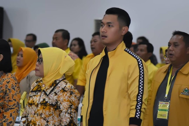 Sosok Aditya sudah menjadi sorotan sejak mencalonkan diri dalam pemilihan kepala daerah tahun lalu. Usianya terbilang muda dan belum berkeluarga menarik atensi, khususnya kaum hawa. (Foto: Instagram/@adityahalindra)