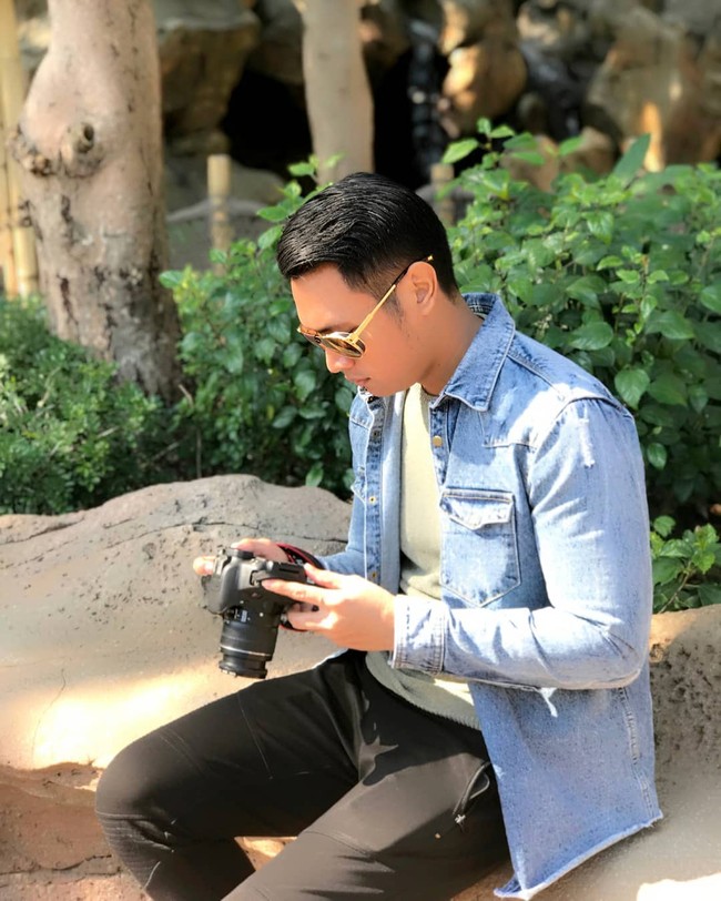 Aditya Halindra adalah putra dari Haeny Relawati Rini Widyastuti, mantan bupati Tuban yang pernah menjabat selama dua periode. Di Instagram, mantan anggota DPRD dari fraksi Partai Golkar ini kerap mengunggah foto-foto OOTD atau outfit of the day yang memperlihatkan gayanya yang kekininan. (Foto: Instagram/@adityahalindra)