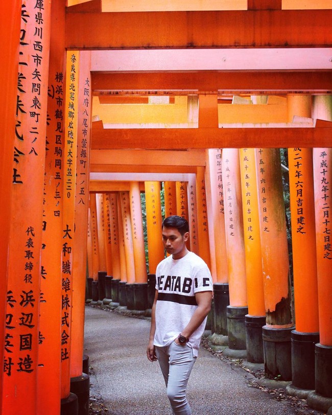 Aditya Halindra adalah putra dari Haeny Relawati Rini Widyastuti, mantan bupati Tuban yang pernah menjabat selama dua periode. Di Instagram, mantan anggota DPRD dari fraksi Partai Golkar ini kerap mengunggah foto-foto OOTD atau outfit of the day yang memperlihatkan gayanya yang kekininan.  (Foto: Instagram/@adityahalindra)