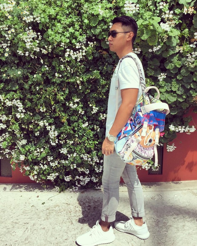 Tak cuma pakaian, urusan aksesori pun mendapat atensi lebih darinya. Ia pernah terlihat memakai ransel Kenzo yang penuh warna. (Foto: Instagram/@adityahalindra)