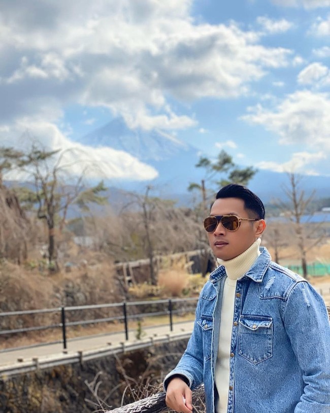 Dalaman turtle neck dan jaket denim menjadi andalan alumnus Universitas Airlangga saat traveling. Tidak ketinggalan sebuah kacahitam untuk menyempurnakan penampilannya. (Foto: Instagram/@adityahalindra)