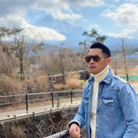 Dalaman turtle neck dan jaket denim menjadi andalan alumnus Universitas Airlangga saat traveling. Tidak ketinggalan sebuah kacahitam untuk menyempurnakan penampilannya. (Foto: Instagram/@adityahalindra)