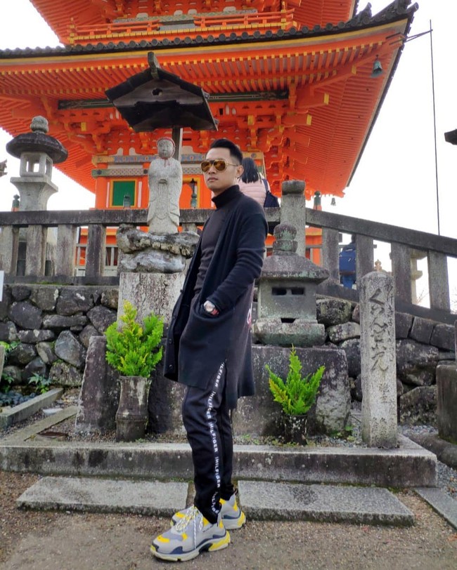 Memakai busana serba hitam, Aditya Halindra melengkapi gayanya dengan sepasang dad sneakers abu-abu dari Balenciaga. (Foto: Instagram/@adityahalindra)