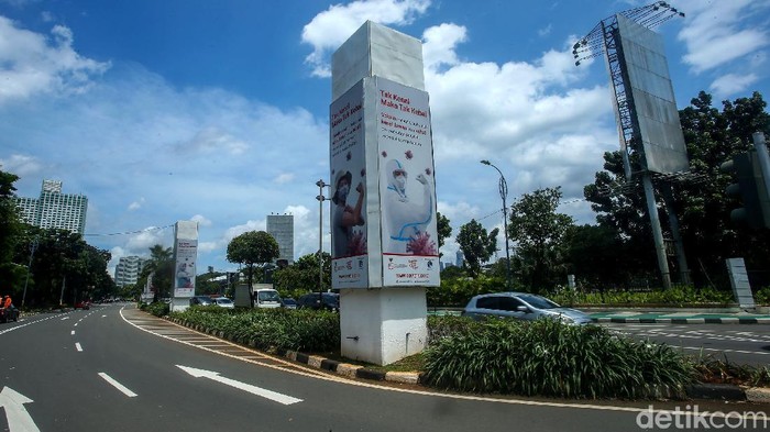 Pemerintah terus mendukung vaksin Corona. Tiang-tiang bekas proyek monorail tersebut digunakan untuk sosialisasi vaksin COVID-19.