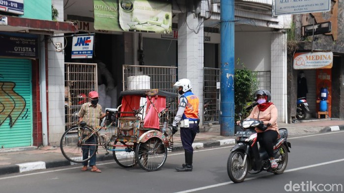Dishub Bandung tertibkan becak yang langgar  rambu lalin.