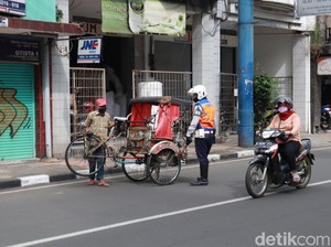 Dishub Bandung Tertibkan Becak yang Mangkal Sembarangan-Lawan Arus