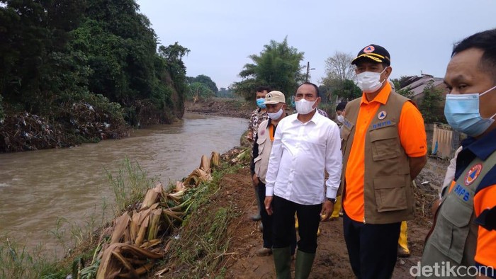 Doni Monardo cek lokasi banjir di Medan, Sumatera Utara (Datuk Haris/detikcom)