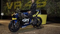 Namun Marini dan Bastianini akan punya livery motor yang berbeda. Livery motor yang sudah diluncurkan Marini kental dengan kombinasi warna hitam, biru, dan kuning. Foto: Instagram: @skyracingteamvr46