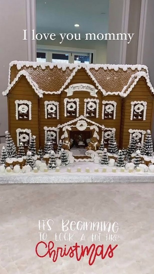 Fantastis! Keluarga Kardashian Rayakan Natal Dengan Kue Jahe Rp 16 Juta
