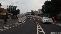 Sebelumnya, flyover ini dibangun untuk mengatasi kemacetan yang terjadi di Jalan Laswi-Pelajar Pejuang.
