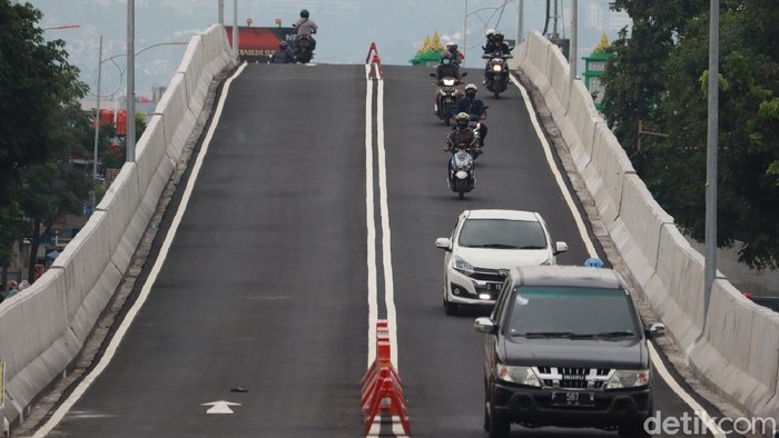 Flyover Jalan laswi-Pelajar Pejuang Mulai Diuji Coba Uji coba struktur jalan di flyover Jalan Laswi-Pelajar Pejuang, Kota Bandung dilakukan selama dua hari.