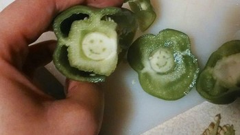 Wajah senyum di balik potongan sayur paprika. Foto: Brightside