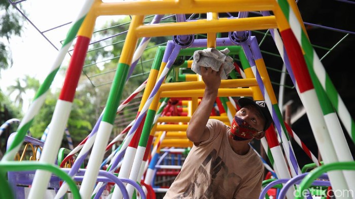 Geliat Penjualan Ayunan di Tengah Pandemi Pandemi Corona sempat membuat penjualan ayunan menurun. Namun kini penjualan ayunan di kawasan Pulomas, Jakarta, mulai mengalami peningkatan.