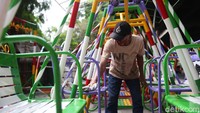 Pedagang itu berhasil menjual 20 ayunan selama kurun waktu September hingga bulan ini.