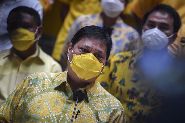 Ketua Umum Partai Golkar Airlangga Hartarto memberikan keterangan pers tentang hasil Pilkada serentak 2020 di Jakarta, Kamis (10/12/2020). Dalam keterangannya Airlangga mengatakan berdasarkan hasil hitung cepat (quick count) dari 270 wilayah yang menggelar Pilkada serentak, pasangan yang didukung Partai Golkar menang di 165 daerah. ANTARA FOTO/Muhammad Adimaja/wsj.