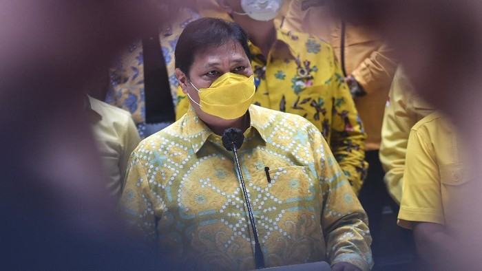 Ketua Umum Partai Golkar Airlangga Hartarto memberikan keterangan pers tentang hasil Pilkada serentak 2020 di Jakarta, Kamis (10/12/2020). Dalam keterangannya Airlangga mengatakan berdasarkan hasil hitung cepat (quick count) dari 270 wilayah yang menggelar Pilkada serentak, pasangan yang didukung Partai Golkar menang di 165 daerah. ANTARA FOTO/Muhammad Adimaja/wsj.