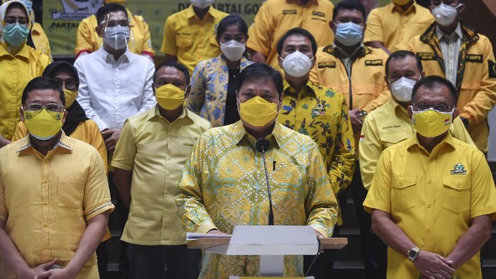 Ketua Umum Partai Golkar Airlangga Hartarto memberikan keterangan pers tentang hasil Pilkada serentak 2020 di Jakarta, Kamis (10/12/2020). Dalam keterangannya Airlangga mengatakan berdasarkan hasil hitung cepat (quick count) dari 270 wilayah yang menggelar Pilkada serentak, pasangan yang didukung Partai Golkar menang di 165 daerah. ANTARA FOTO/Muhammad Adimaja/wsj.