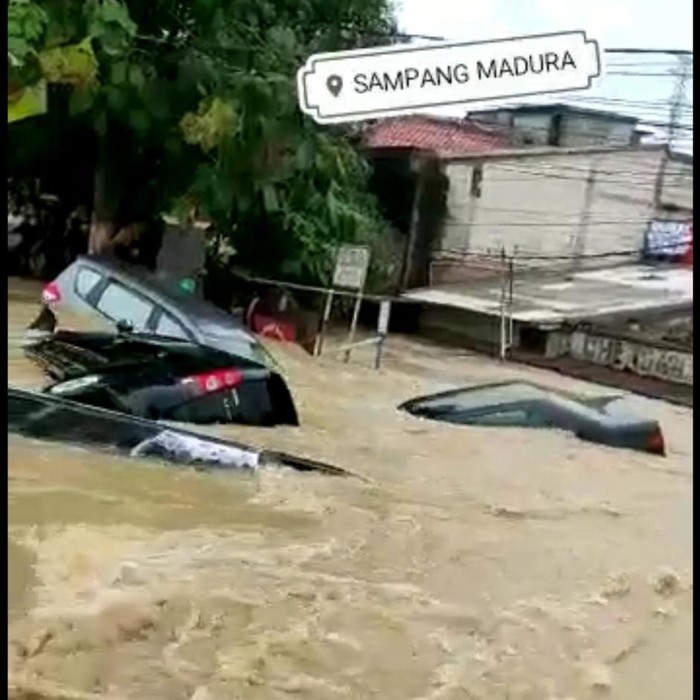 Sebuah video yang menunjukkan banjir hingga menghanyutkan beberapa mobil viral di aplikasi percakapan. Dalam video, tertulis jika banjir tersebut terjadi di Sampang, Madura.
