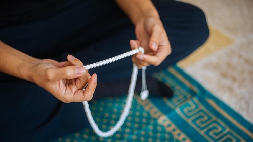 Ilustrasi pria salat