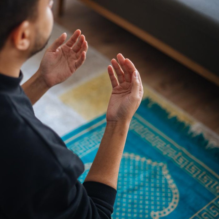 Ilustrasi pria salat