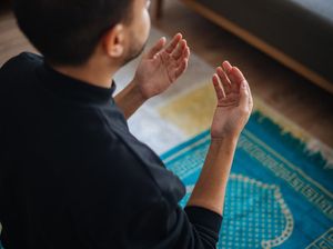 Niat dan Tata Cara Sholat Idul Fitri Sendiri di Rumah