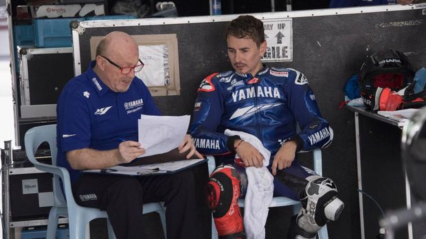 KUALA LUMPUR, MALAYSIA - FEBRUARY 09: Jorge Lorenzo of Spain and Monster Energy Yamaha MotoGP Team (R) speaks in box with Silvano Galbusera  of Italy during the MotoGP Pre-Season Tests at Sepang Circuit on February 09, 2020 in Kuala Lumpur, Malaysia. (Photo by Mirco Lazzari gp/Getty Images)