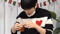 Wajah menggemaskan Kang Daniel memang selalu menarik perhatian para penggemarnya. Wajah menggemaskan itu juga sering terlihat saat Kang Daniel kulineran. Foto: Instagram
