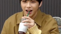 Seperti pada foto ini misalnya. Memperlihatkan Kang Daniel yang tengah menyedot kes kopi kesukaannya. Foto: Instagram
