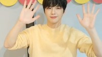 Tak kalah menggemaskan pose Kang Daniel yang satu ini. Menikmati seporsi makanan dan minuman kesukaannya. Foto: Instagram