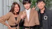 Kalau foto ini adalah momen di mana Kang Daniel bersama dengan teman-temannya. Kang Daniel berpose dengan memegang segelas minuman. Foto: Instagram