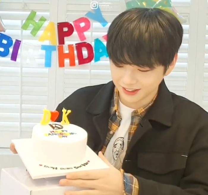 Kang Daniel ulang tahun Bertambah Usia, Ini Pose Menggemaskan Kang Daniel dengan Kue Ulang Tahun
